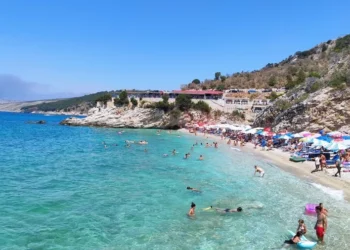 Hordhitë e plaçkitësve i lëshohen Pasqyrave në Sarandë/ Banorët e fshatit Manastir në terror: Po na rrëmbejnë pronat për fshat turistik