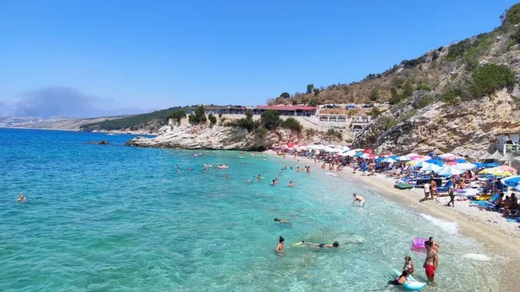 Hordhitë e plaçkitësve i lëshohen Pasqyrave në Sarandë/ Banorët e fshatit Manastir në terror: Po na rrëmbejnë pronat për fshat turistik