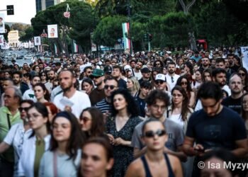 “Rama në burg, Berisha në burg”, protesta për Nartën kthehet në revoltë kundër klasës politike