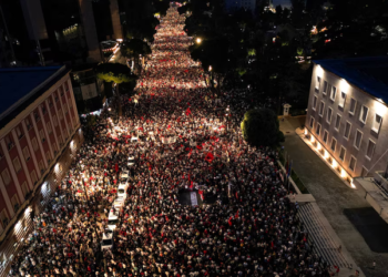 Reuters: Mijëra shqiptarë në rrugë, kjo është protesta më e madhe deri tani në Tiranë