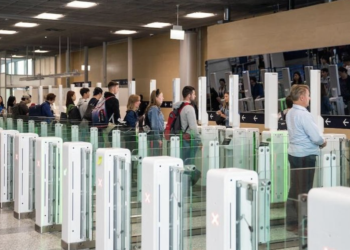 Alarm në aeroportet e BE-së, sistemi biometrik po shkakton radhë të gjata dhe humbje fluturimesh.