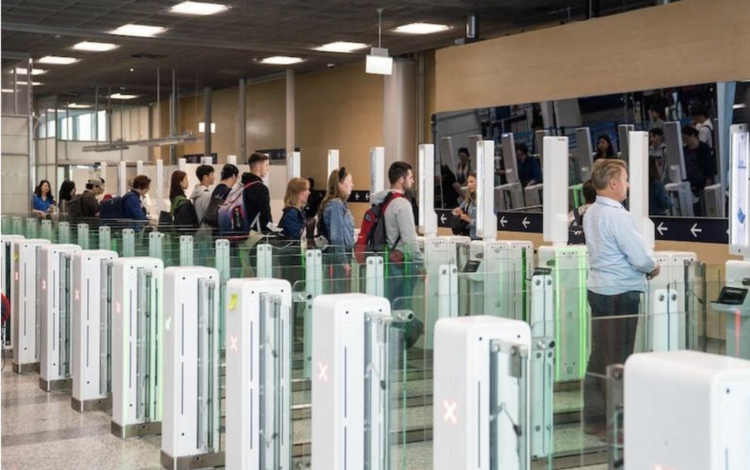 Alarm në aeroportet e BE-së, sistemi biometrik po shkakton radhë të gjata dhe humbje fluturimesh.
