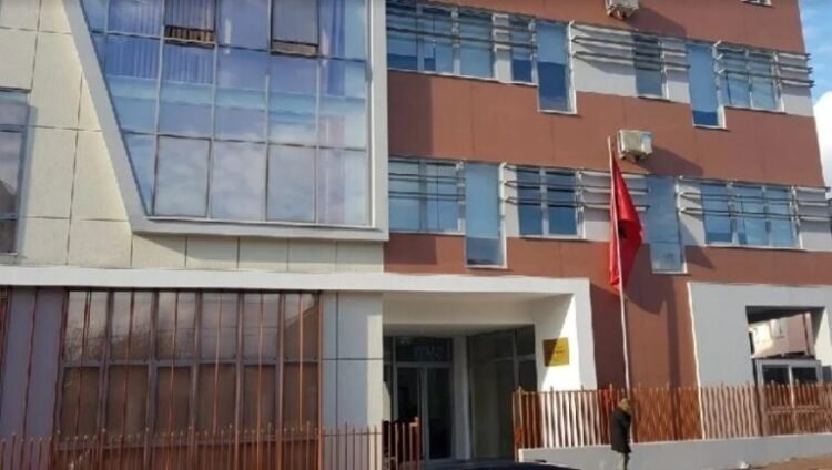 Akuzohen se i morën pasurinë një biznesmeni, lihen në burg tre ish-funksionarë në Elbasan