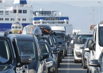 Shqipëria turistike “ngec” në trafik