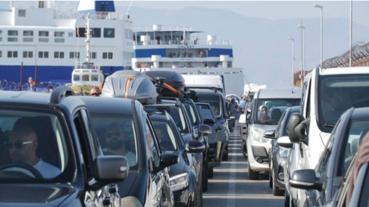Shqipëria turistike “ngec” në trafik
