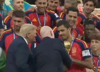 Momenti historik në New Jersey! Trump i dorëzon trofeun Rodrit, e gjithë Spanja shpërthen në festë pas triumfit në Botëror (VIDEO)
