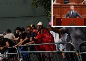 Kush shkuan të parët në Kuvend? Frikë nga vezët e protestuesve, deputetët zgjodhën hyrjet alternative!