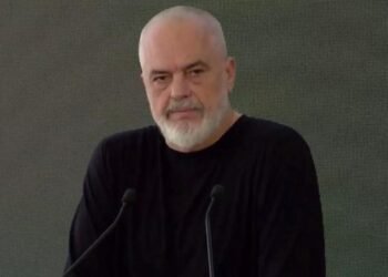 Rama u përgjigjet kundërshtarëve me vjershën e Dritëro Agollit: Ju aq baltë po hidhni mbi mua…