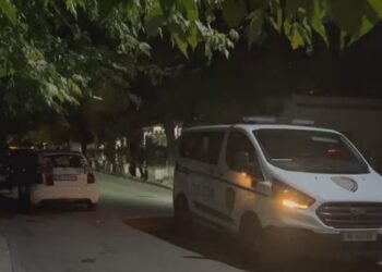 Detajet nga atentati në Elbasan: Autori ishte veshur për Halloween, u ndalua nga 5 fëmijë që donin të luanin me të