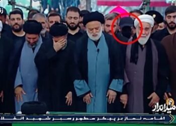 Kush është burri me maskë që tërhoqi vëmendjen në funeralin e Khameneit?