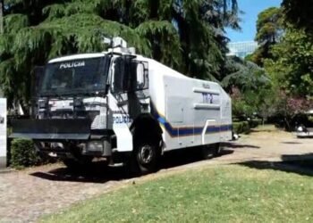 Sot seancë, autobotë me ujë dhe forca të shumta policie rrethojnë Kuvendin