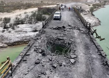 Irani godet bazën amerikane në Bahrein dhe ndalon katër anije në Hormuz, SHBA kundërpërgjigjet me sulme ajrore
