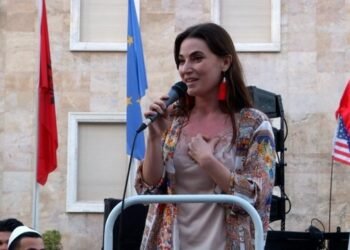 U zgjodh kryetare e Këshillit Kombëtar të PD-së, Julinda Emiri mbajti fjalim në protestat para Kryeministrisë