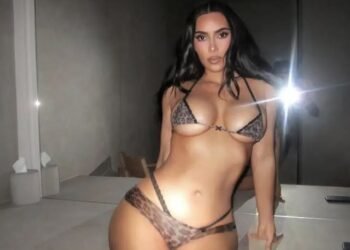Foto hot/ Kim Kardashian “ndez” rrjetin, pozon me të brendshme leopardi!