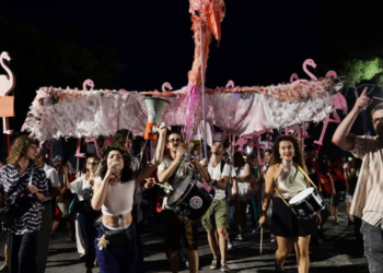 “Revolucioni i flamingove”, analiza e “The Guardian”: Protestat sfidojnë qeverinë Rama, shqiptarët po kërkojnë diçka më të mirë