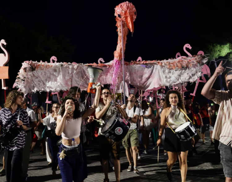 “Revolucioni i flamingove”, analiza e “The Guardian”: Protestat sfidojnë qeverinë Rama, shqiptarët po kërkojnë diçka më të mirë