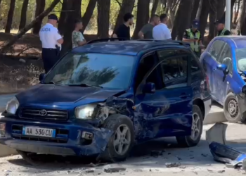 Aksident i rëndë në Vlorë, dy vajza mbeten të plagosura pasi makina e tyre u përplas me një kamion