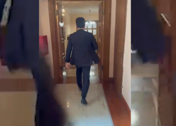 Kuvendi u kërkoi deputetëve ta lexonin marrëveshjen me SHBA në sallë, Agron Shehaj “rrëmben” kopjen e vetme dhe largohet me vrap