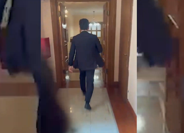 Kuvendi u kërkoi deputetëve ta lexonin marrëveshjen me SHBA në sallë, Agron Shehaj “rrëmben” kopjen e vetme dhe largohet me vrap