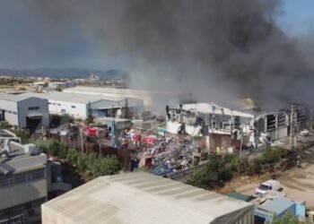 Zjarr në një biznes riciklimi metalesh në Greqi, plagosen dhjetra persona