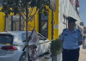 Detajet e grabitjes në Paskuqan: Autorët u futën me kallashnikov, kërcënuan dy vajzat që ndodheshin brenda argjendarisë