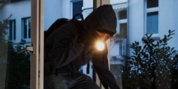 Xhaxhai fton nipin në ditëlindjen e gruas, ai i vjedh 27 mln lekë dhe disa bizhuteri bashkë me tre shokët e vet