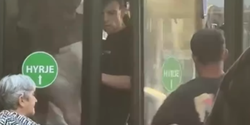 Theu xhamat e urbanit pas sherrit me shoferin, arrestohet 33-vjeçari në Tiranë