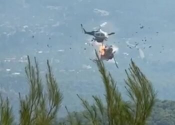 VIDEO tronditëse: Dy helikopterë përplasen në ajër në Greqi dhe shpërthejnë në flakë