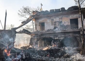 Tragjedia e zjarreve në Greqi, gjenden të vdekur dy të moshuar pranë vatrës së zjarrit në Salaminë