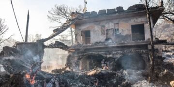 Tragjedia e zjarreve në Greqi, gjenden të vdekur dy të moshuar pranë vatrës së zjarrit në Salaminë