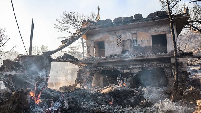 Tragjedia e zjarreve në Greqi, gjenden të vdekur dy të moshuar pranë vatrës së zjarrit në Salaminë