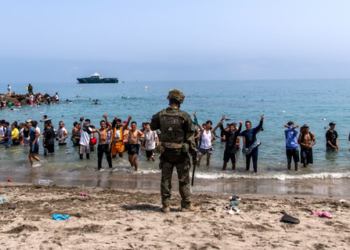 Kriza e emigrantëve në Ceuta, Italia mbyll kufijtë ajrorë dhe detarë me Spanjën