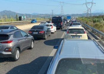 Bizneset e juglindjes të dëmtuara nga trafiku në autostradën e Elbasanit, bien turistët nga Tirana në Pogradec