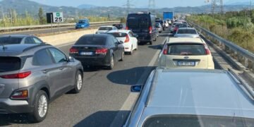 Bizneset e juglindjes të dëmtuara nga trafiku në autostradën e Elbasanit, bien turistët nga Tirana në Pogradec
