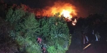 Flakët në Abaze të Krujës u afrohen banesave, nis ndërhyrja me helikopter