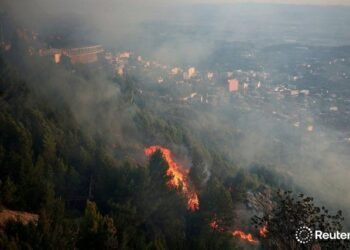 “Për 5 minuta zjarri rrethoi shtëpinë”, banorët rrëfejnë tmerrin nga flakët në Krujë: Vetëm shpirti jonë e di çfarë hoqëm