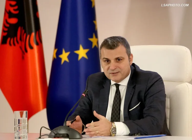 Banka e Shqipërisë përmbyt tregun me cash, paraja jashtë bankave arrin në 5.6 miliardë euro