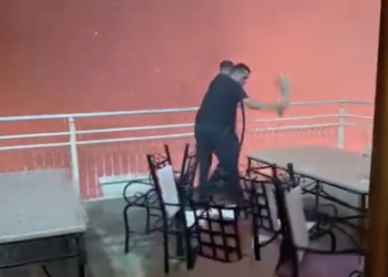 “Heroizmi” pa kaskë e pa uniformë: Si i dërgon Rakip Suli zjarrfikësit e Kamzës në “luftë” me flakët