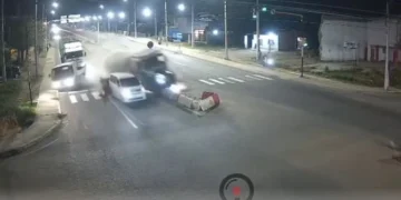 Aksident i frikshëm në Paraguai/ Kamioni me frena të prishura përplaset me disa makina në semafor, tre të vdekur