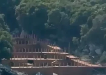 Ndërtimi ilegal në zemër të Karaburunit, kush ua dha ”besën” Skerdi Dinaj dhe Olsen Sherifaj