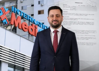Mbjellja e flokëve shkon keq/ I paralizuan skalpin e kokës dhe e rrahën, pacienti kërkon dëmshpërblim nga Spitali Sante Plus: Një histori mes skandalit, operacionit policor dhe arratisë