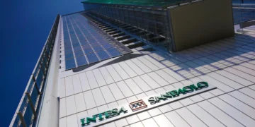 Dështimi i turpshëm i Intesa-s/ Bankës i vodhën 100 milionë euro përmes një mashtrimi ordiner me telefonatë të rreme