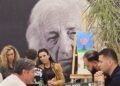 “Don’t disturb”, me Dritëro Agollin pas shpine dhe me sekretare për shënime, Balluku bën takime partie në bibliotekën e qytetit