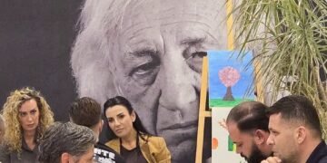 “Don’t disturb”, me Dritëro Agollin pas shpine dhe me sekretare për shënime, Balluku bën takime partie në bibliotekën e qytetit