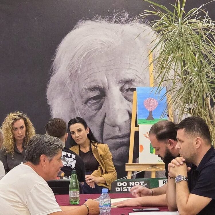 “Don’t disturb”, me Dritëro Agollin pas shpine dhe me sekretare për shënime, Balluku bën takime partie në bibliotekën e qytetit