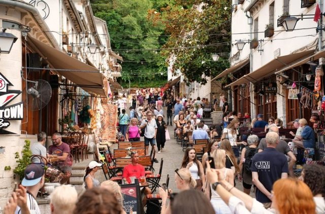Berati, Gjirokastra dhe Thethi top destinacionet- Pse turistët e huaj po “braktisin” bregdetin në Shqipëri, për malet…