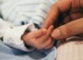 VIDEO shokuese: Gruaja nga Kombinati dhunon foshnjën e vet vetëm pesë muajshe