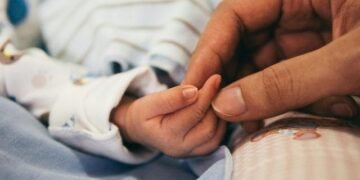 VIDEO shokuese: Gruaja nga Kombinati dhunon foshnjën e vet vetëm pesë muajshe
