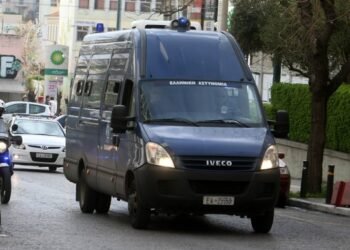 Pritë me armë në Greqi, ‘policët’ e rremë bllokojnë eskortën e burgut dhe ndihmojnë arratisjen e shqiptarit!