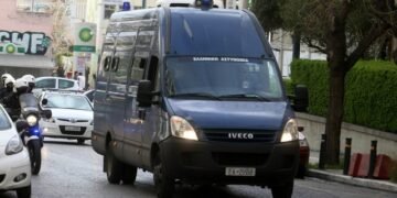 Pritë me armë në Greqi, ‘policët’ e rremë bllokojnë eskortën e burgut dhe ndihmojnë arratisjen e shqiptarit!